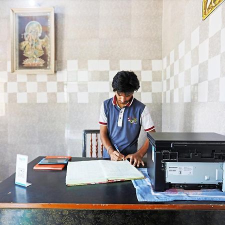 OYO 44361 Shri Lajjaram Ashram Hotel Vrindavan Bagian luar foto