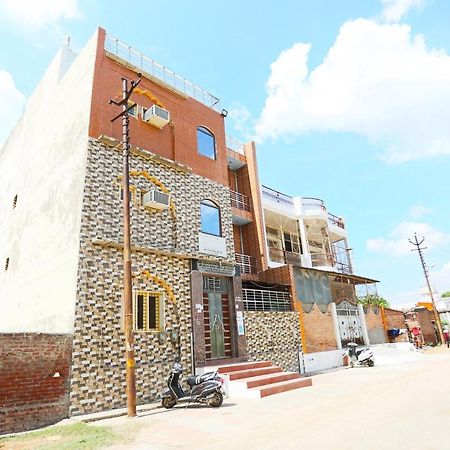 OYO 44361 Shri Lajjaram Ashram Hotel Vrindavan Bagian luar foto