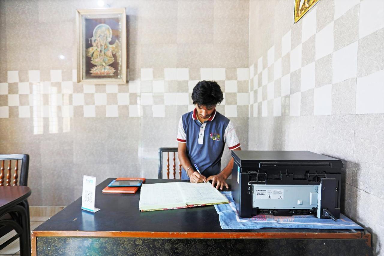 OYO 44361 Shri Lajjaram Ashram Hotel Vrindavan Bagian luar foto