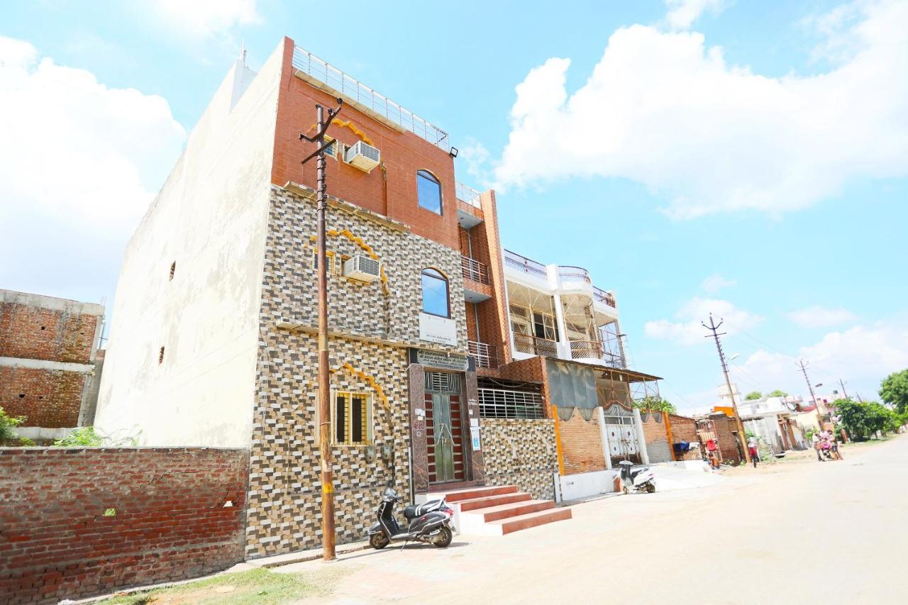 OYO 44361 Shri Lajjaram Ashram Hotel Vrindavan Bagian luar foto